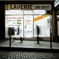 Une laverie dans la nuit - Photographie urbaine et architecture