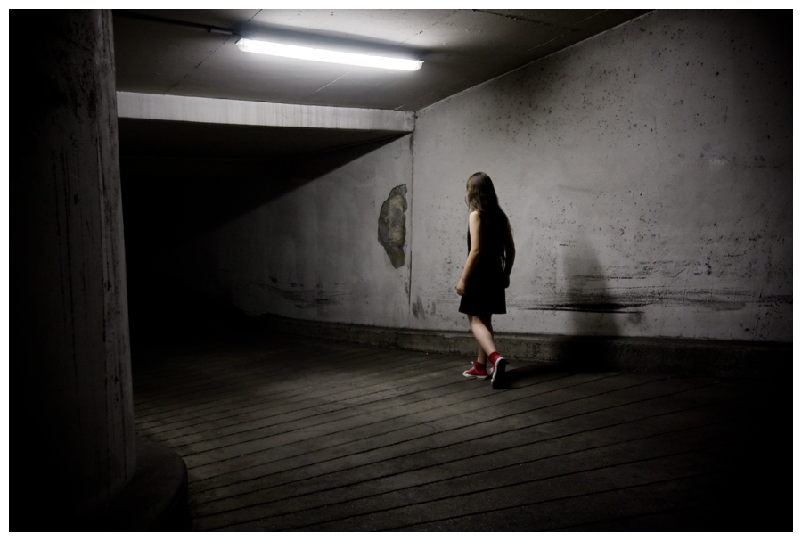 A bit like Alice - Tumbling Down the Rabbit Hole - Photographie conceptuelle