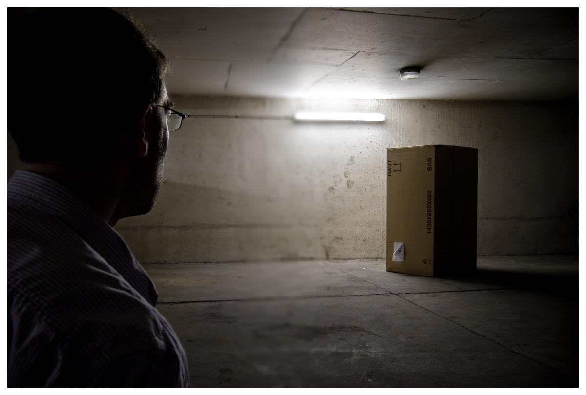 Cardboard Box Head #1 - The monolith - Photographie conceptuelle