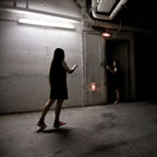 A bit like Alice - Follow the little black dress - Photographie conceptuelle