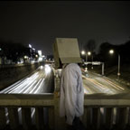 Cardboard Box Head #13 - Crossing the river (photographie conceptuelle)