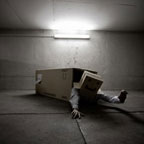 Cardboard Box Head #5 - Happy birthday (photographie conceptuelle)