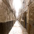 Essaouira - L'homme au bout de la ruelle - Photographie ombre et lumi�re