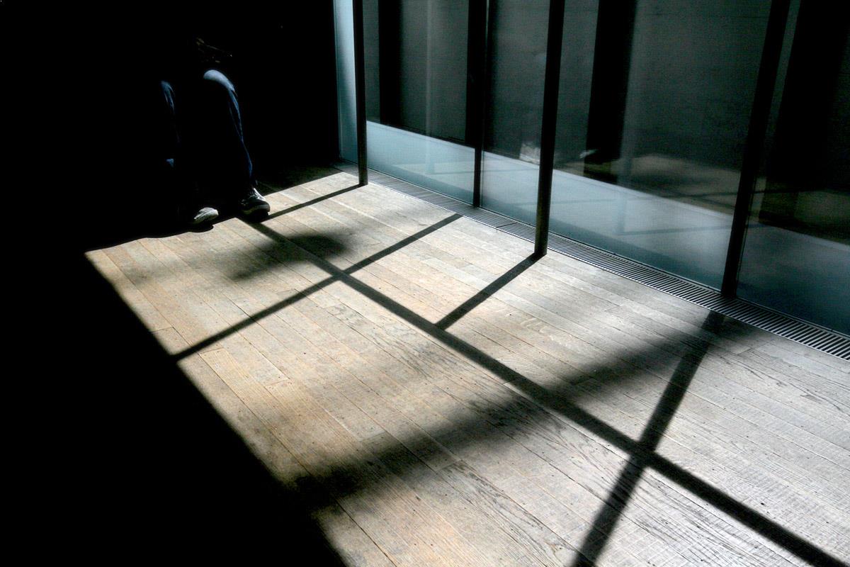 Waiting in the dark - Light and shadow photography