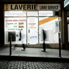 Une laverie dans la nuit - Photographie de nuit