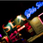 Un myope � Pigalle - Photographie de nuit
