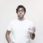 Ellipse narrative avec un verre de lait - Portrait et autoportrait photographique