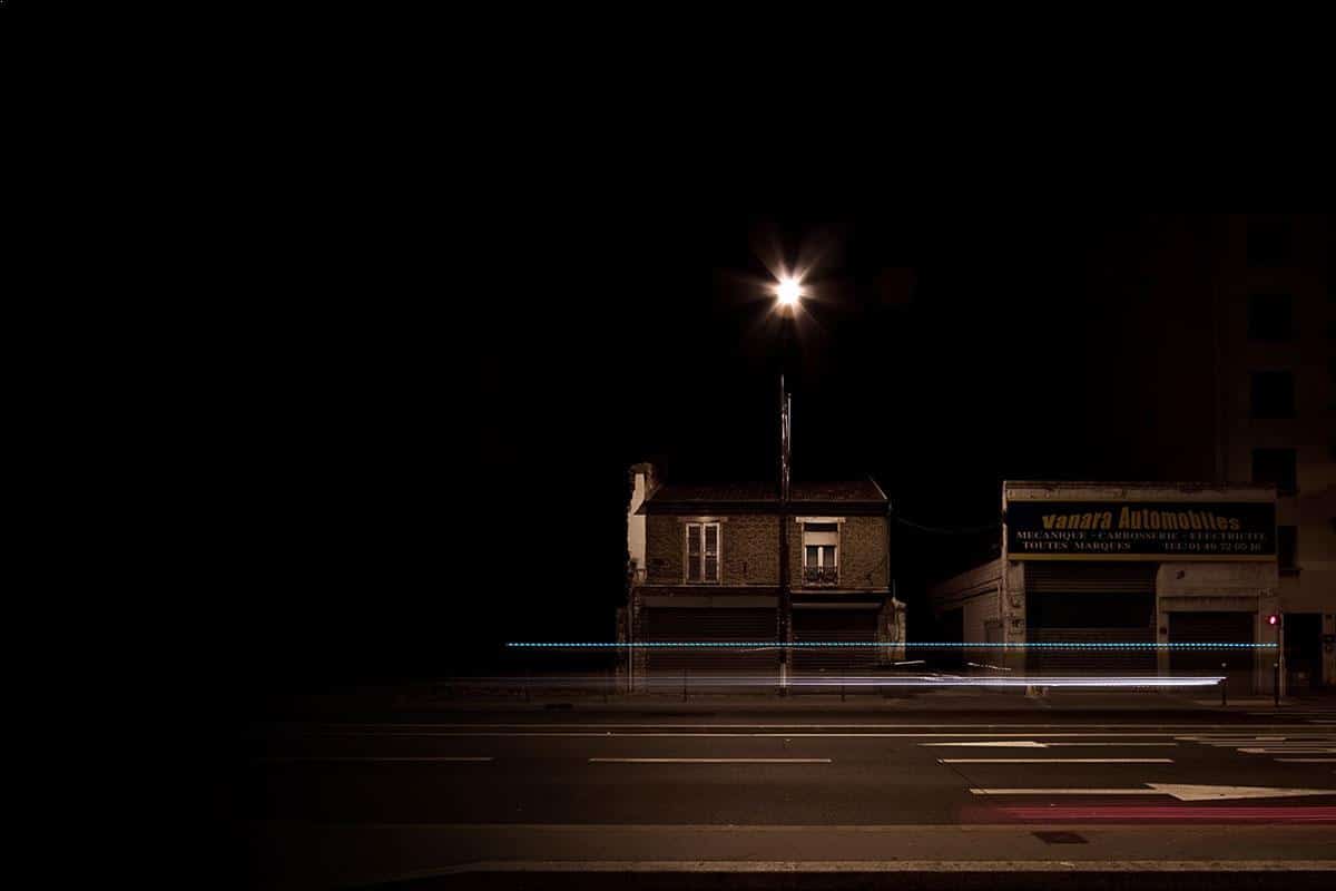 En bordure de ville - photo de nuit urbaine