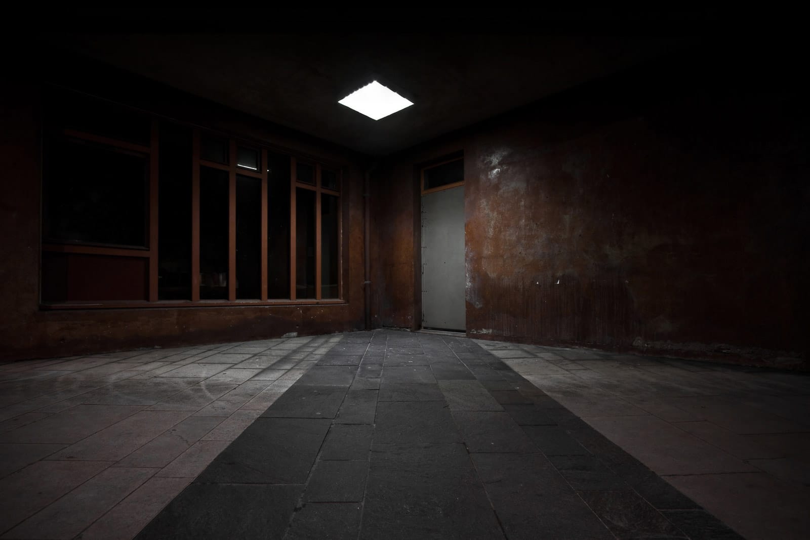 Behind that grey door - Photographie urbaine de nuit