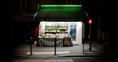 Épiceries de nuit - Urban Oasis 3 - photographie de nuit