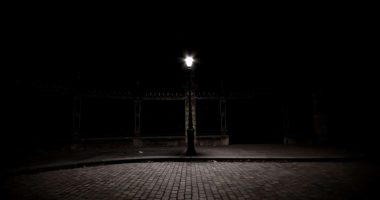 Lampadaire solitaire - photographie de nuit