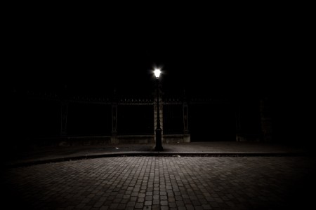 Lampadaire solitaire - photographie de nuit