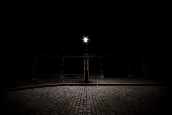 Lampadaire solitaire - photographie de nuit