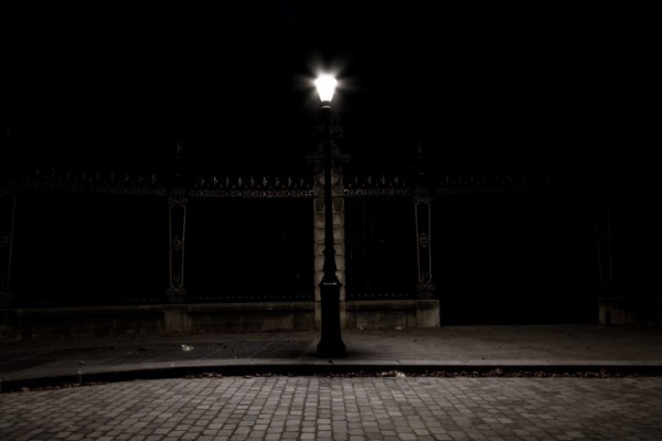 Lampadaire solitaire - photographie de nuit