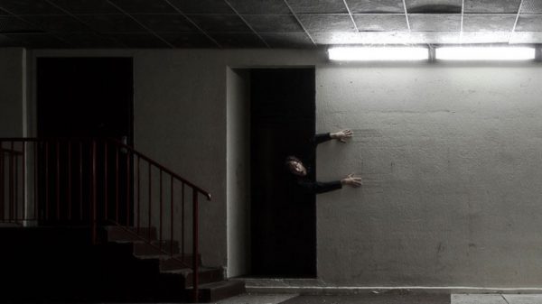 Gripped by fear – Night narrative photograph Gripped by fear - photographie narrative de nuit vignette